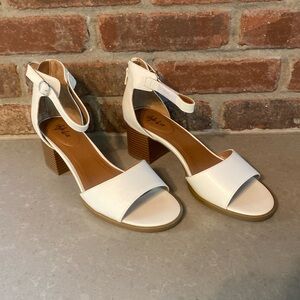 Style & Co white leather heeled sandal Sz 9